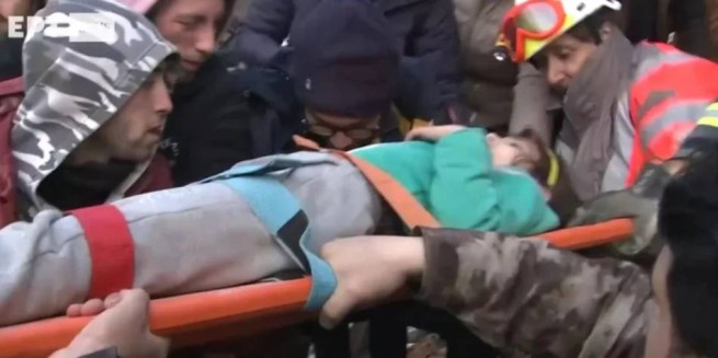 Землетрясение в Турции: греческая бригада ЕМАК спасла 6-летнюю сестру погибшей ранее маленькой Фатимы