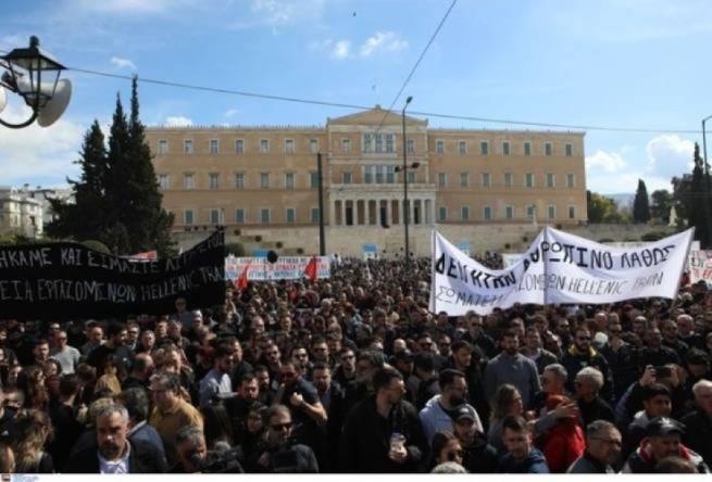 В Афинах бастующие полицейские захватили штаб-квартиру правящей партии