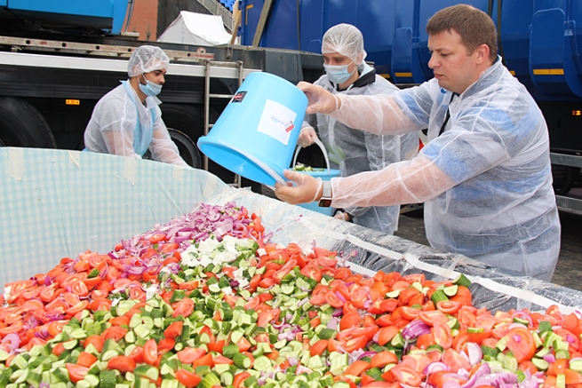 Нарезали от души: на Красной площади приготовили рекордные 20 тонн греческого салата