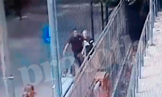 Кифисия: видео ограбления двух несовершеннолетних - их избили арматурой и прыснули в лицо аэрозолем