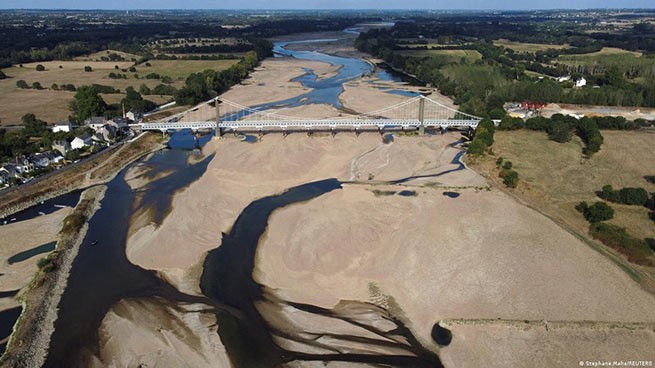 Пересохшая река Луара во Франции