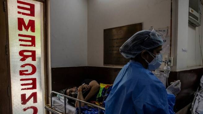 Индия: новый мировой рекорд по количеству заболевших за сутки и смертельный пожар в больнице