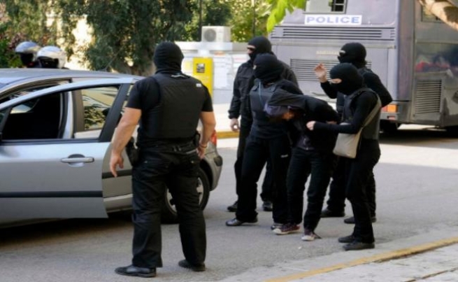 В Греции 16-летний анархист попал под машину, пытаясь сбежать после ареста