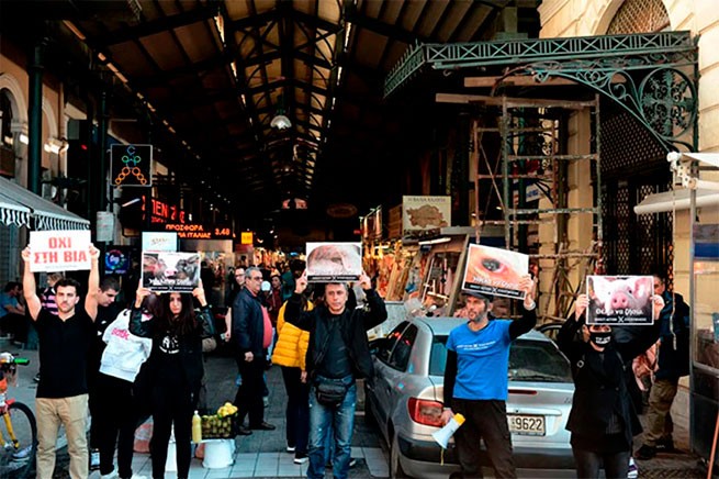 Веганы устроили акцию протеста на центральном мясном рынке Афин