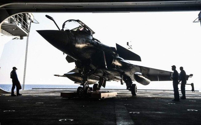 Французский военно-морской истребитель Rafale виден на борту модернизированного авианосца &quot;Шарль де Голль&quot;