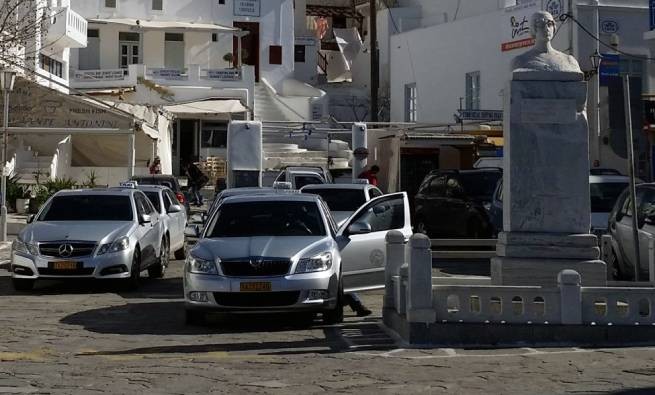 Миконос: скандальные штрафы на пассажирские транспортные компании, работающие легально
