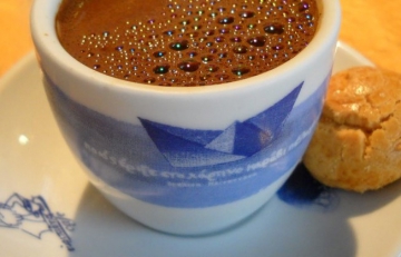 Греческий кофе: черный как ад, сладкий как любовь