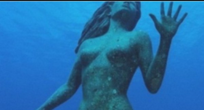 Подводный музей со статуями, героями мифов