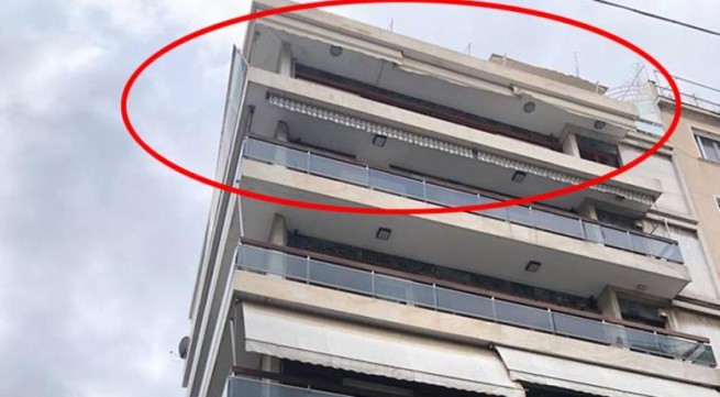Колонаки: Штормовой ветер снес перила вместе с остеклением балкона