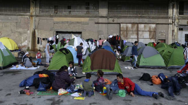 Беженцев с порта Пирей эвакуируют к концу недели