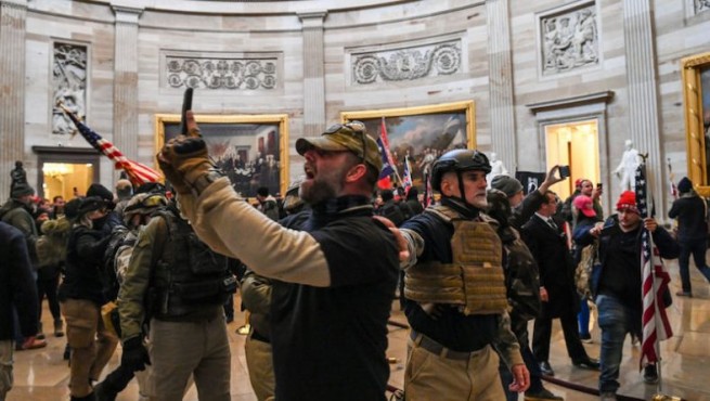 США: протестующие против результатов выборов ворвались в здание конгресса, есть пострадавшие