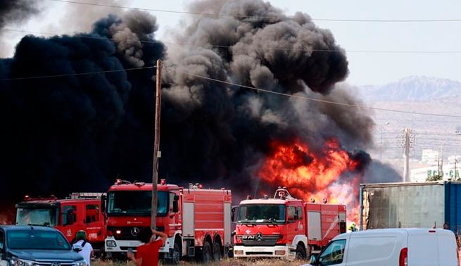 Большой пожар на автостоянке в Аспропиргосе