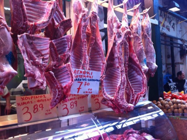 Греки экономят даже… на мясе