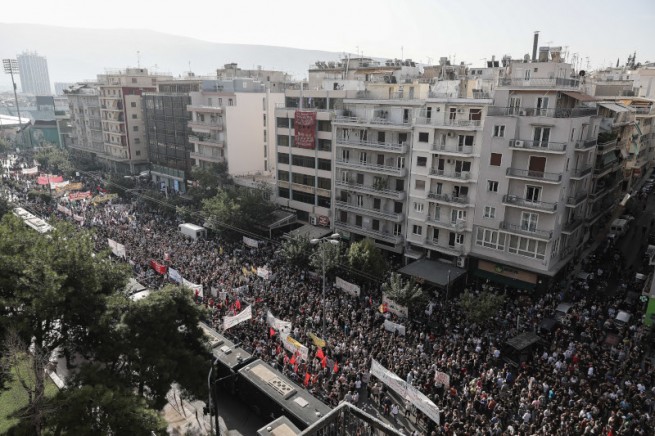 Толпы людей на проспекте Александрас ждут решения суда по делу «Золотой зари»