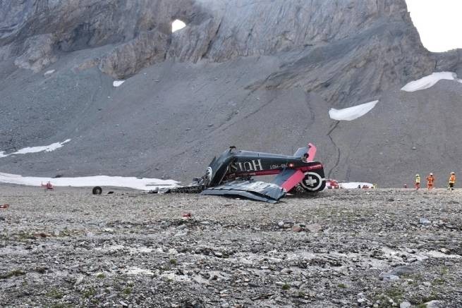 В швейцарских горах разбился туристический самолет, есть погибшие