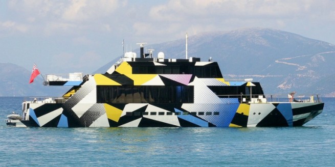 Яхта, как произведение искусства на причале Нео Фалиро