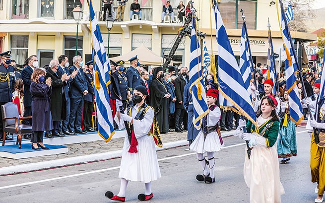 Празднование его 201-й годовщины началось вчера с парада студентов в Каламате в присутствии Президента Республики Катерины Сакелларопулу и завершится завтра по всей Греции. Фото ΑΠΕ-ΜΠΕ / Тодорис Манолопулос.