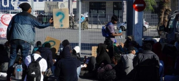 Митилини: мигранты заблокировали причал, не давая туристам вернуться в Пирей