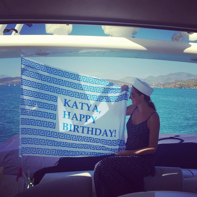 Катя Осадчая встретила утро своего дня рождения в Греции