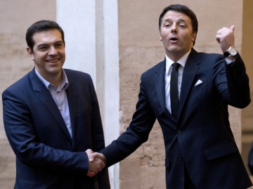 Итальянский премьер Маттео Ренци и премьер-министр Греции Алексис Ципрас пожимают друг другу руки перед началом заседания в Римском Палаццо Киджи во вторник.