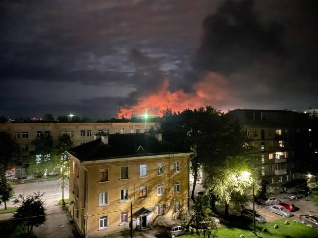 Массированные атаки дронов в России и Киеве, в Пскове горели самолеты (дополнено)