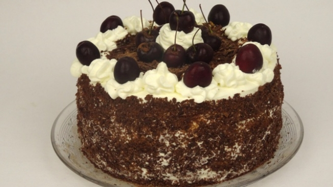 Шоколадный торт с вишней и взбитыми сливками Black Forest