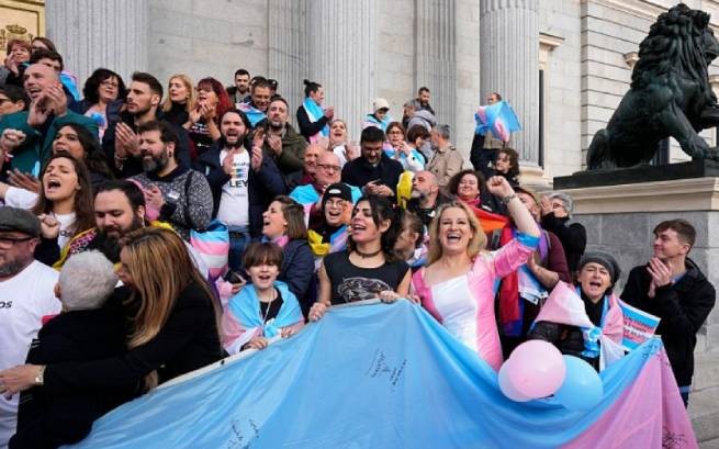 Испания ликует: парламент разрешил смену пола в 16 лет и одобрил "менструальный отпуск"
