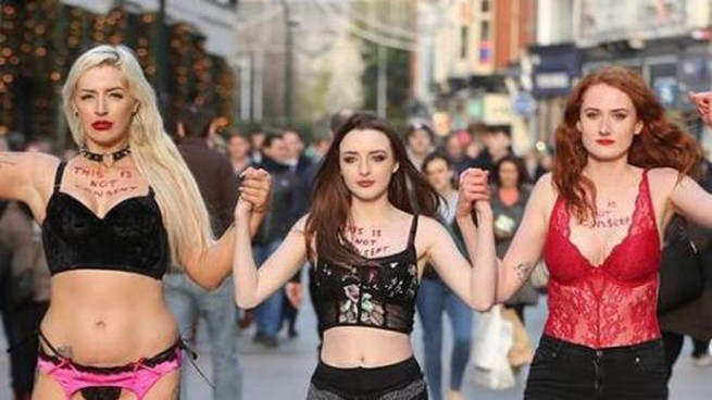 Феминистки вышли на улицы Дублина в кружевном белье