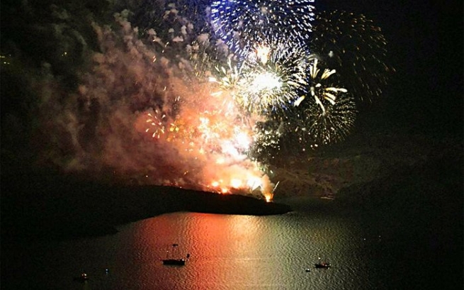 Эффектный фейерверк завершил фестиваль вулкана на Санторини