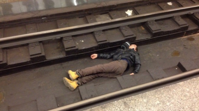 Трагедия в метро: молодой мужчина упал под поезд
