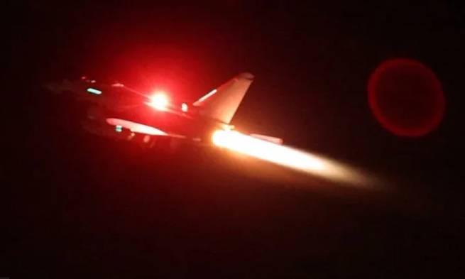 美英空袭也门胡塞武装军事目标