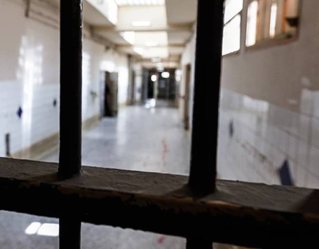 Жестокая драка между заключенными в тюрьме Домоко