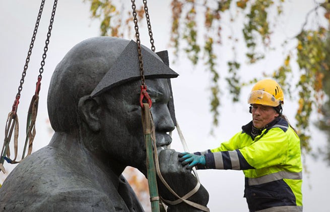 Последнюю из остававшихся на пьедесталах статуй Владимира Ленина в Финляндии демонтировали