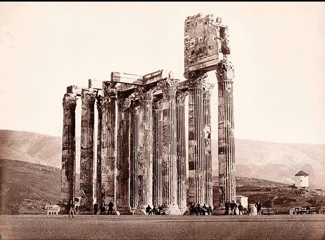 Остатки угла храма с десятком колонн, снимок 1858 года