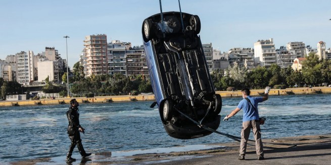Трагедия в порту Пирея: автомобиль упал в море, водителя спасти не удалось