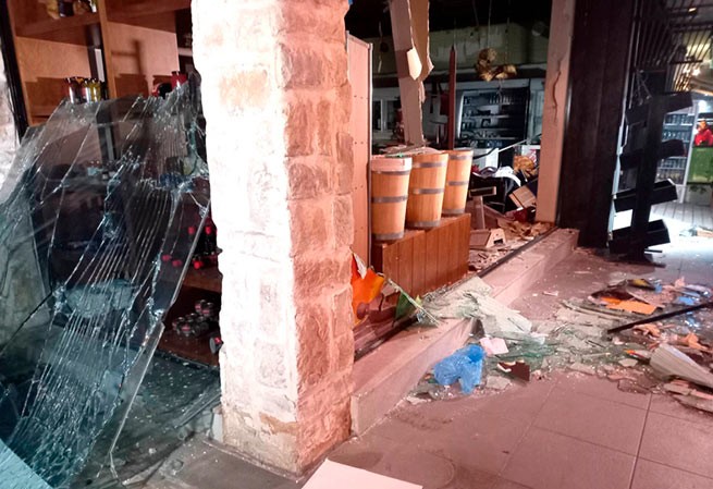 Мощный взрыв разрушил гастроном в северном пригороде Афин