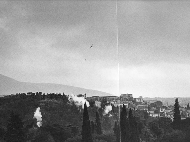 Британский самолет сбрасывает бомбы на Афины