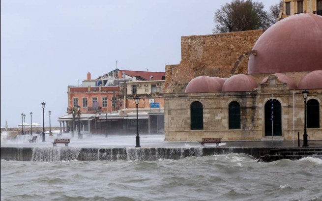 Греция: Ураганные ветры нанесли большой ущерб портам и поставили паромы на прикол.