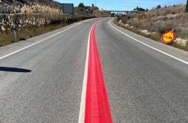 Что делать, если вы видите на дороге красную линию: для чего она нужна