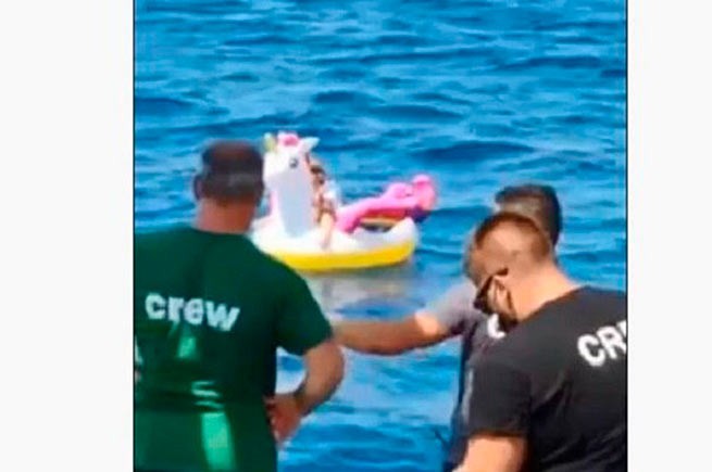 Спасение 3-летнего ребенка, унесенного в море на надувном круге (видео)