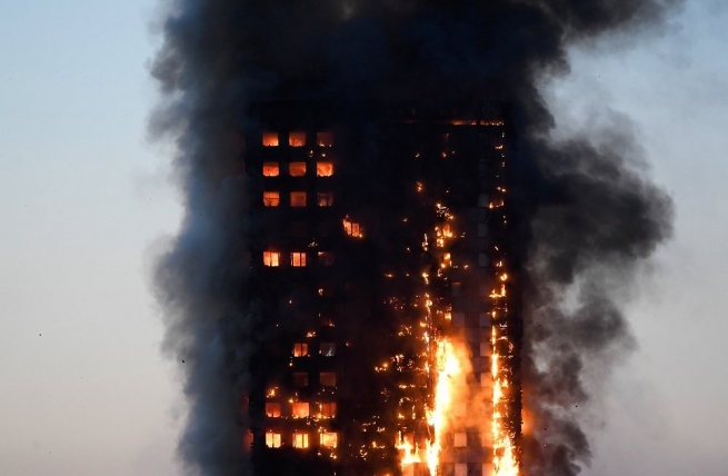 В Лондоне загорелся 27-этажный дом