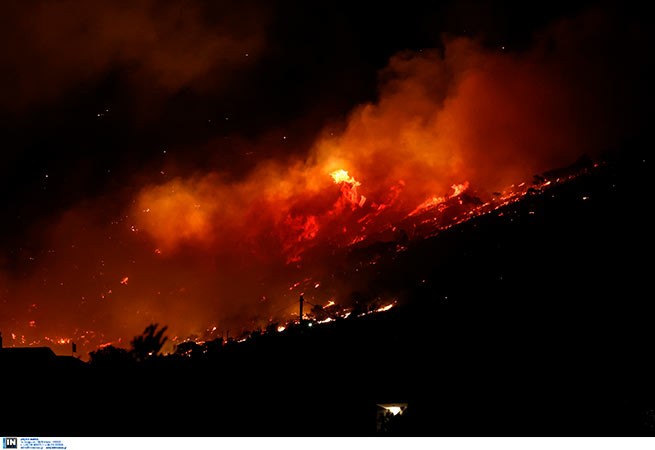 15-километровый фронт огня в Дервенохори движется в сторону Мандры