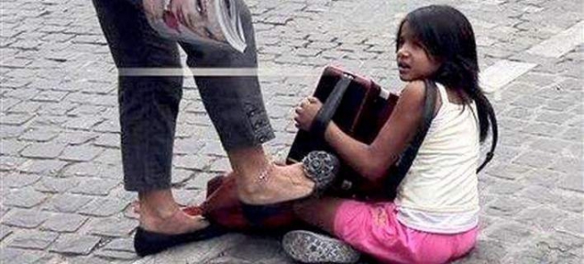 Фото-шок: на Акрополе женщина пнула девочку-попрошайку