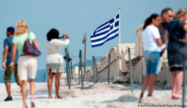 Министр туризма: «Греция будет принимать туристов из США до конца сезона»