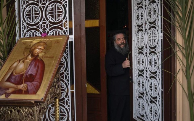 Закрытие церквей морально давит на православных во время Пасхи