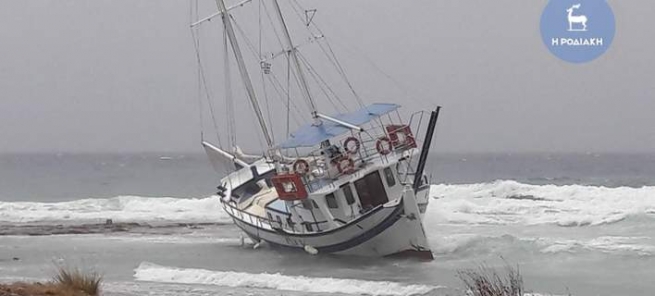 Непогода на Родосе "вынесла" яхту на сушу