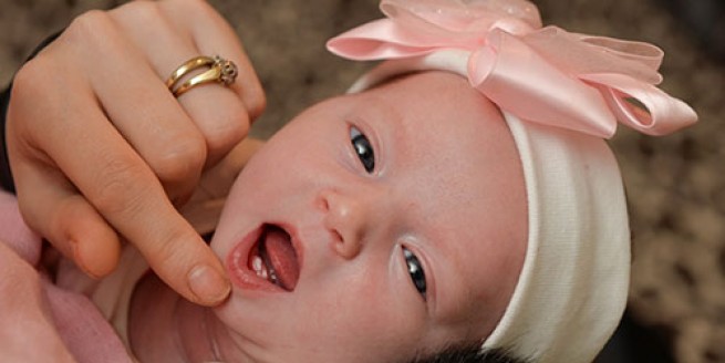 Зубастый младенец: ребенок с 12 зубами родился в Греции