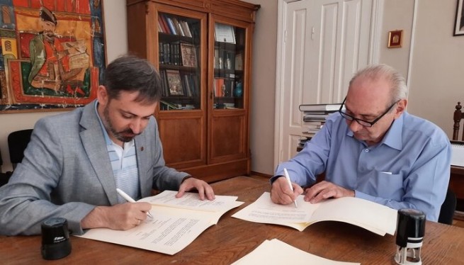 Украинские и грузинские ученые подписывают Меморандум о сотрудничестве. Фото: afon.org.ua