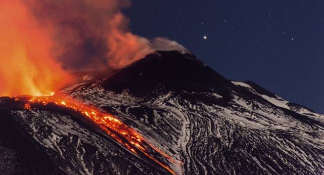 Италия: на Сицилии извергается вулкан Этна. Видео