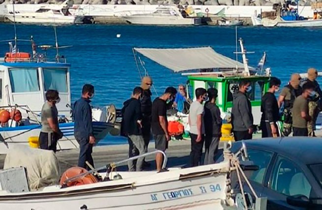 8 человек пропали без вести, 37 спасены после опрокидывания яхты у берегов Крита